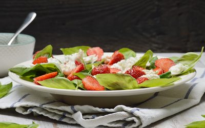 Zomerse salade met aardbeien, basilicum en geitenkaas