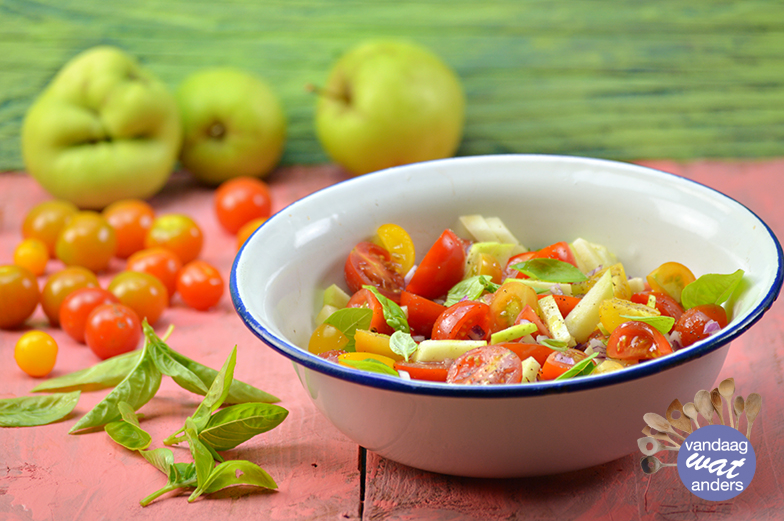 Salade van tomaat en appel