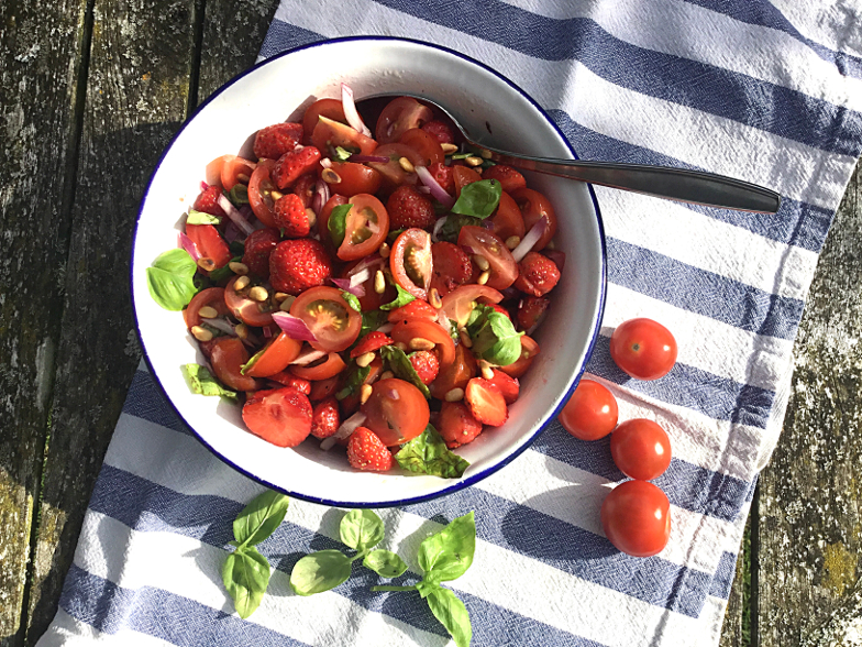Tomaten-aardbeien salade