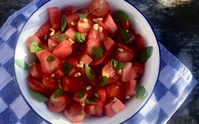 Salade van watermeloen, aardbei en tomaat
