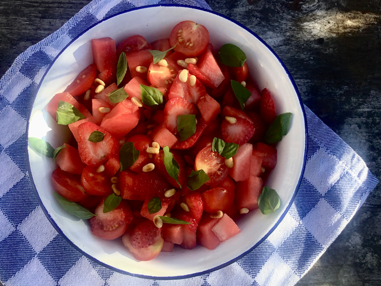 Salade van watermeloen, aardbei en tomaat