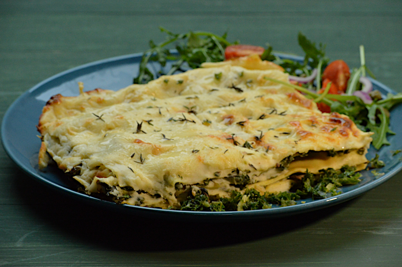 Een winterse lasagne met champignons en boerenkool. Lekker romig door bechamelsaus en mozzarella. De combinatie met boerenkool is echt het proberen waard!