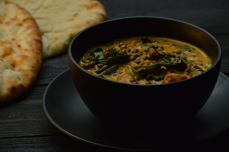 Een traditionele Indiase dahl. Linzen en spinazie in een heerlijke romige saus. Het is net als alle andere curry's een makkelijk eenpansgerecht.