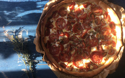 Hartige taart met courgette en tomaat