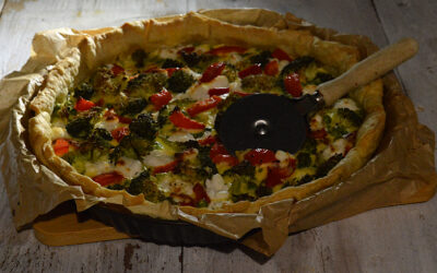 Hartige taart met broccoli, paprika en erwtjes