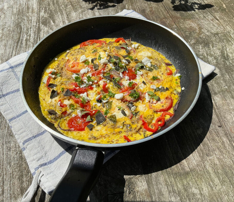 Griekse omelet Een echt zomerse omelet met Griekse smaken: rode ui, tomaat en paprika. Lekker romig door de feta.