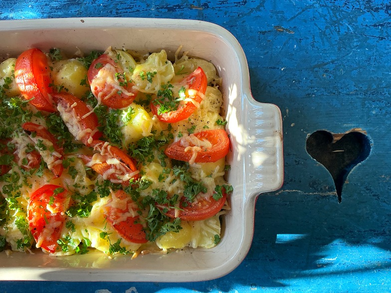 Een lekkere ovenschotel met andijvie. De tomaten geven een zomers tintje.