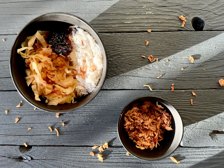 Sajoer Toemis van Spitskool Sajoer is een vrij nat gerecht, veelal met groenten bereid. Er wordt geen kokos of kokosmelk gebruikt, waardoor sajoer toemis weer heel anders smaakt dan sambal goreng.
